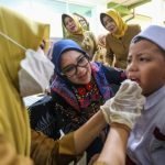 Ketua TP PKK Surabaya, Rini Indriyani, saat memantau pelaksanaan Bulan Imunisasi Anak Sekolah (BIAS), Senin (11/8/2025).
