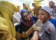 Ketua TP PKK Surabaya, Rini Indriyani, saat memantau pelaksanaan Bulan Imunisasi Anak Sekolah (BIAS), Senin (11/8/2025).