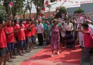 Ratusan penghuni Liponsos Keputih Surabaya, tampak antusias mengikuti lomba dalam rangka memeriahkan HUT ke-80 RI, Rabu (13/8/2025).