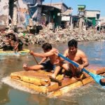Warga tampak bersemangat mengikuti lomba dayung di Sungai Kalianak, dalam rangka memperingati HUT ke-80 RI, Senin (18/8/2025).