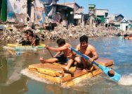 Warga tampak bersemangat mengikuti lomba dayung di Sungai Kalianak, dalam rangka memperingati HUT ke-80 RI, Senin (18/8/2025).