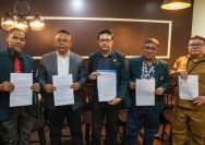 Konferensi pers bersama terkait kasus kekerasan yang menimpa dokter RSUD BDH, yang berlangsung di Surabaya, Senin (25/8/2025) (Foto: Diskominfo Surabaya)