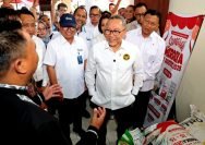 Menko Pangan, Zulkifli Hasan, saat meresmikan Koperasi Merah Putih di Kelurahan Jambangan, Surabaya, Kamis (21/8/2025).