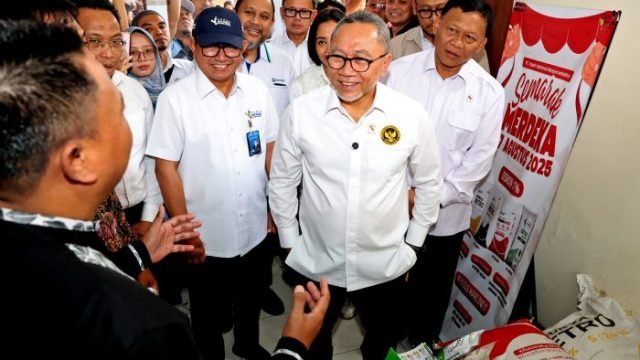 Menko Pangan, Zulkifli Hasan, saat meresmikan Koperasi Merah Putih di Kelurahan Jambangan, Surabaya, Kamis (21/8/2025).