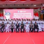 Foto bersama usai upacara pengukuhan anggota Paskibraka Surabaya 2025 di Graha Sawunggaling, Jumat (15/8/2025). (Pemkot Surabaya)