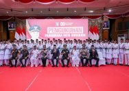 Foto bersama usai upacara pengukuhan anggota Paskibraka Surabaya 2025 di Graha Sawunggaling, Jumat (15/8/2025). (Pemkot Surabaya)