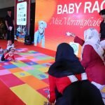 Lomba Baby Race atau Bayi Merangkak, di Exhibition Hall Grand City Surabaya, Minggu (17/8/2025).