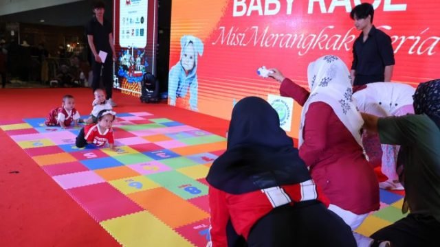 Lomba Baby Race atau Bayi Merangkak, di Exhibition Hall Grand City Surabaya, Minggu (17/8/2025).
