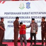 Acara penyerahan surat ketetapan penyelesaian perkara berdasarkan keadilan restoratif di Liponsos Keputih Surabaya, Jumat (29/8/2025).