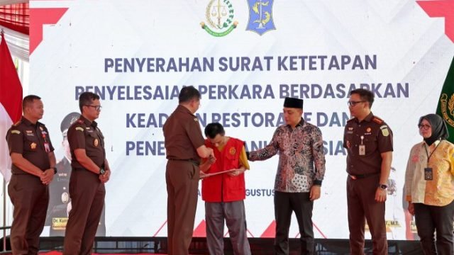 Acara penyerahan surat ketetapan penyelesaian perkara berdasarkan keadilan restoratif di Liponsos Keputih Surabaya, Jumat (29/8/2025).
