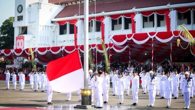 Upacara Hari Ulang Tahun (HUT) ke-80 Republik Indonesia di Halaman Balai Kota Surabaya, Minggu (17/8/2025).