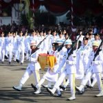 Paskibraka saat upacara peringatan HUT ke-80 Republik Indonesia di Halaman Balai Kota Surabaya, Sabtu (17/8/2025).