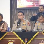 Kabid Humas Polda Jatim, Kombes Pol Jules Abraham Abast (tengah) dalam konferensi pers di Mapolda Jawa Timur, Jumat (5/9/2025) (dok. Hum Polda-Jatim)
