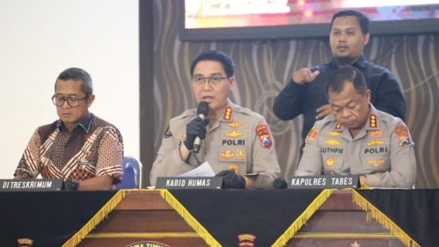 Kabid Humas Polda Jatim, Kombes Pol Jules Abraham Abast (tengah) dalam konferensi pers di Mapolda Jawa Timur, Jumat (5/9/2025) (dok. Hum Polda-Jatim)
