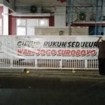 Pemasangan spanduk "Guyub Rukun Seduluran Wani Jogo Suroboyo" (dok. FPK Surabaya)