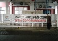 Pemasangan spanduk "Guyub Rukun Seduluran Wani Jogo Suroboyo" (dok. FPK Surabaya)