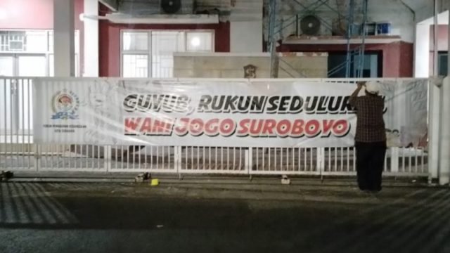 Pemasangan spanduk "Guyub Rukun Seduluran Wani Jogo Suroboyo" (dok. FPK Surabaya)