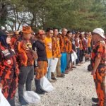 Aksi bersih-bersih pantai dipusatkan di sekitar ikon Patung Suro dan Boyo, kawasan Pantai Kenjeran, Surabaya, Selasa (30/9/2025).