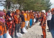 Aksi bersih-bersih pantai dipusatkan di sekitar ikon Patung Suro dan Boyo, kawasan Pantai Kenjeran, Surabaya, Selasa (30/9/2025).