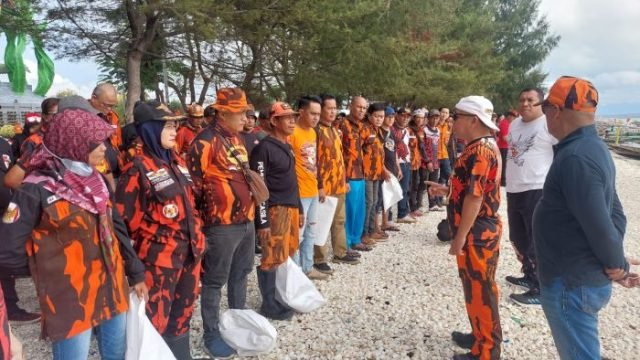 Aksi bersih-bersih pantai dipusatkan di sekitar ikon Patung Suro dan Boyo, kawasan Pantai Kenjeran, Surabaya, Selasa (30/9/2025).