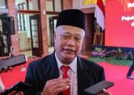Sekda Surabaya Lilik Arijanto, memberikan keterangan kepada awak media usia pelantikan di Balai Kota Surabaya, Kamis (4/8/2025).