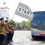 Pemberangkatan kafilah Musabaqoh Tilawatil Qur’an (MTQ) XXXI Kota Surabaya di halaman Balai Kota Surabaya, Kamis (11/9/2025).