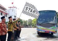 Pemberangkatan kafilah Musabaqoh Tilawatil Qur’an (MTQ) XXXI Kota Surabaya di halaman Balai Kota Surabaya, Kamis (11/9/2025).