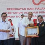 Penyerahan penghargaan dalam Peringatan Hari Palang Merah Indonesia (PMI) ke-80, di Graha Sawunggaling, Surabaya Rabu (17/9/2025).