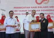 Penyerahan penghargaan dalam Peringatan Hari Palang Merah Indonesia (PMI) ke-80, di Graha Sawunggaling, Surabaya Rabu (17/9/2025).