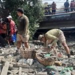 Kegiatan pembersihan Sungai Kalianak, Surabaya, Minggu (14/9/2025).