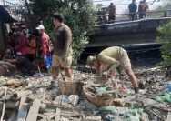 Kegiatan pembersihan Sungai Kalianak, Surabaya, Minggu (14/9/2025).