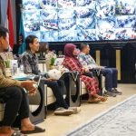 Wali Kota Surabaya Eri Cahyadi saat menyerahkan bantuan kepada 7 pedagang yang terdampak aksi kerusuhan massa (Pemkot Surabaya)