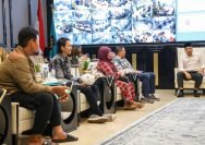 Wali Kota Surabaya Eri Cahyadi saat menyerahkan bantuan kepada 7 pedagang yang terdampak aksi kerusuhan massa (Pemkot Surabaya)