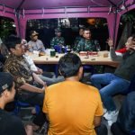 Wali Kota Eri Cahyadi bersama Forkopimda Surabaya saat berdialog dengan warga di pos keamanan kampung, Sabtu (6/9/2025) malam.