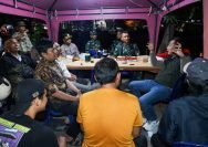 Wali Kota Eri Cahyadi bersama Forkopimda Surabaya saat berdialog dengan warga di pos keamanan kampung, Sabtu (6/9/2025) malam.