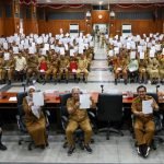 Pejabat Pemkot Surabaya menandatangani surat pernyataan tolak pungutan liar dan gratifikasi di Graha Sawunggaling, Selasa (9/9/2025).