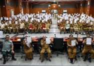 Pejabat Pemkot Surabaya menandatangani surat pernyataan tolak pungutan liar dan gratifikasi di Graha Sawunggaling, Selasa (9/9/2025).