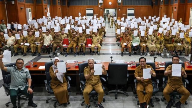 Pejabat Pemkot Surabaya menandatangani surat pernyataan tolak pungutan liar dan gratifikasi di Graha Sawunggaling, Selasa (9/9/2025).