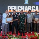 Penghargaan diserahkan langsung oleh Wali Kota Eri Cahyadi, bersama Forkopimda di Lobby Balai Kota, Rabu (17/9/2025).
