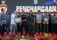 Penghargaan diserahkan langsung oleh Wali Kota Eri Cahyadi, bersama Forkopimda di Lobby Balai Kota, Rabu (17/9/2025).
