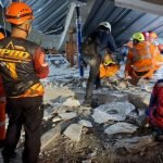 Tim dari DPKP dan BPBD Surabaya saat melakukan evakuasi korban (dok. Pemkot Surabaya)