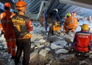Tim dari DPKP dan BPBD Surabaya saat melakukan evakuasi korban (dok. Pemkot Surabaya)