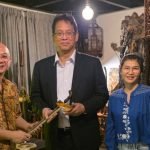 Proses penyerahan pusaka Kyai Udan Mas kepada Menteri Keuangan RI, Purbaya Yudhi Sadewa (Foto: Ist/Pri)