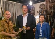 Proses penyerahan pusaka Kyai Udan Mas kepada Menteri Keuangan RI, Purbaya Yudhi Sadewa (Foto: Ist/Pri)
