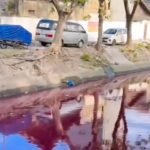 Tangkapan layar kondisi sungai Jatipurwo Surabaya berwarna merah (vt/akusopo)