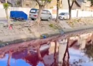 Tangkapan layar kondisi sungai Jatipurwo Surabaya berwarna merah (vt/akusopo)