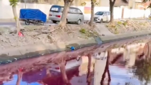Tangkapan layar kondisi sungai Jatipurwo Surabaya berwarna merah (vt/akusopo)