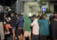 Puluhan orang diamankan saat penggerebekan di salah satu hotel Surabaya, Minggu (19/10/2025) dinihari. (Sc: Samapta Polrestabes Surabaya)
