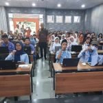 Siswa Surabaya mendapatkan pelatihan sebagai duta kecerdasan buatan atau AI dari Institut Teknologi Sepuluh Nopember (ITS), Sabtu (18/10/2025) (dok. Dispendik Surabaya)