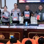 Ungkap kasus Pesta Gay di Hotel dalam konferensi pers di Mapolrestabes Surabaya, Rabu (22/10/2025).